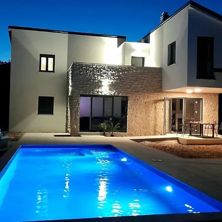 Villa Lazy 8