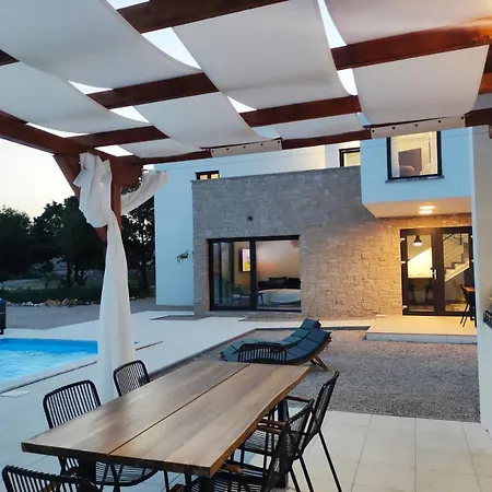 Lazy 8 Villa Garica