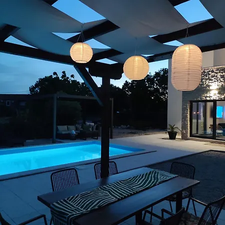 Lazy 8 Villa Garica