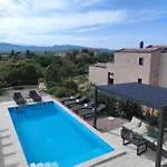 Lazy 8 Villa *