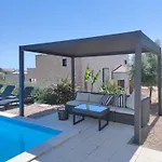 Lazy 8 Villa Garica