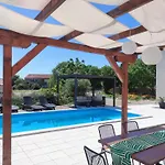 Villa Lazy 8 Garica