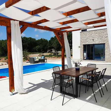 Lazy 8 Vila Garica