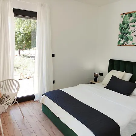 Lazy 8 Vila Garica