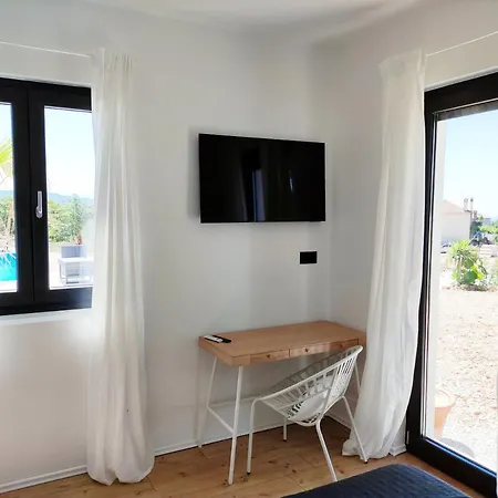 Lazy 8 Villa *