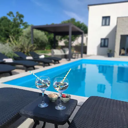 Villa Lazy 8