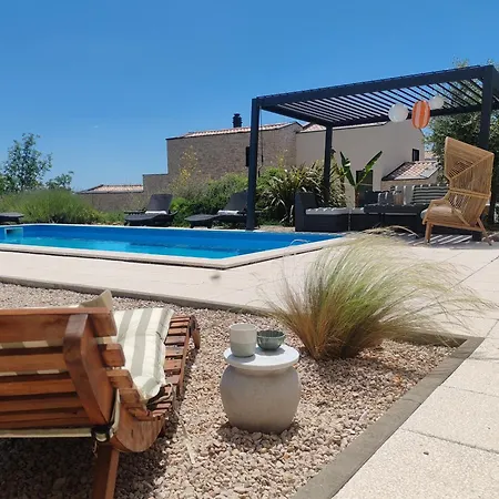 Villa Lazy 8 Garica